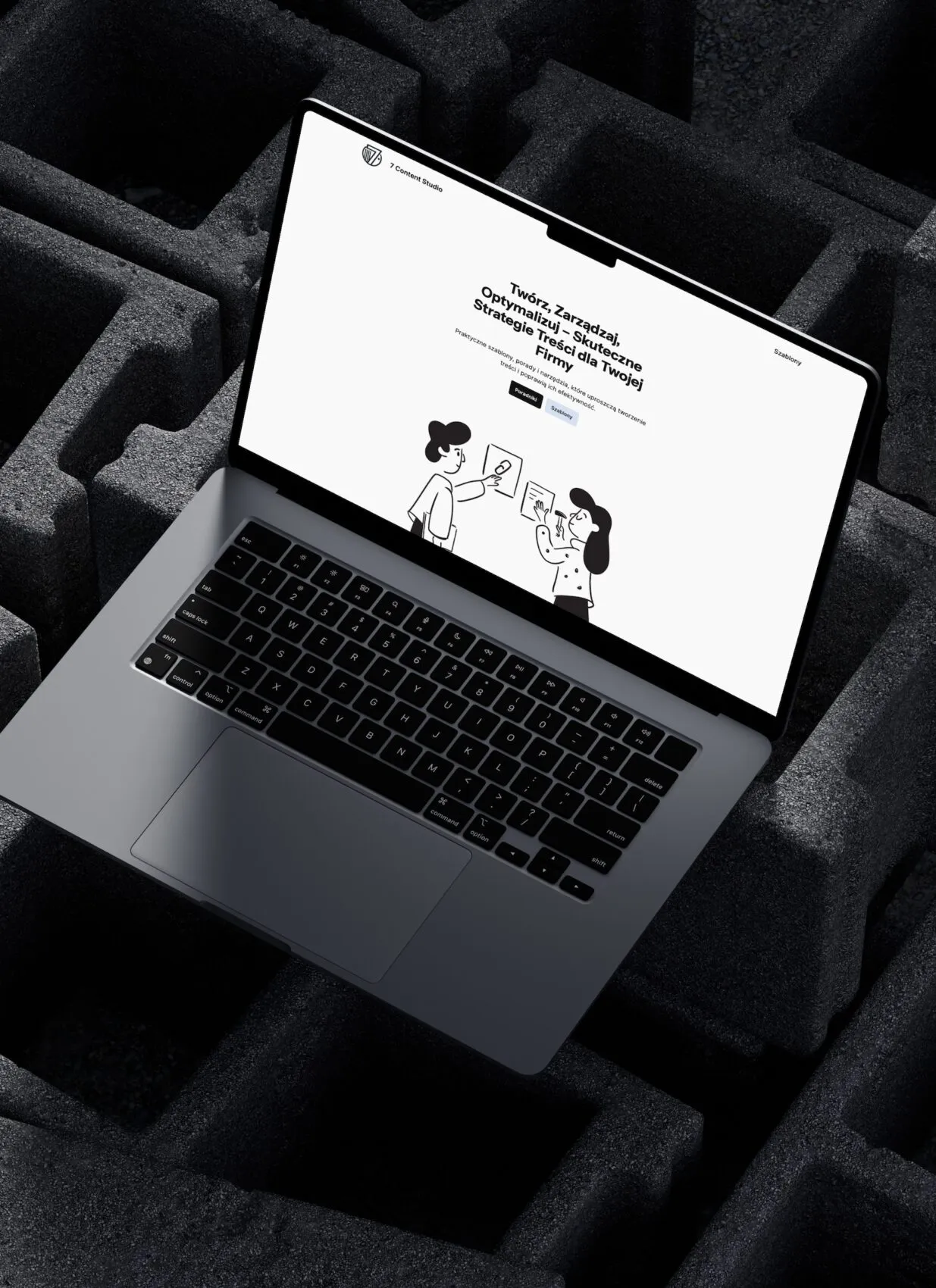 7 Content Studio — praca przy laptopie