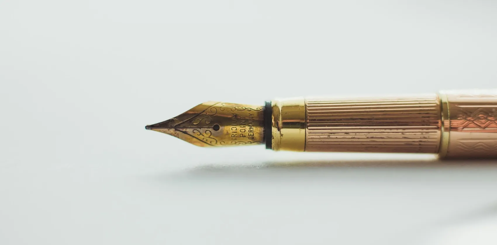 Pióro — symbol pisania i precyzji